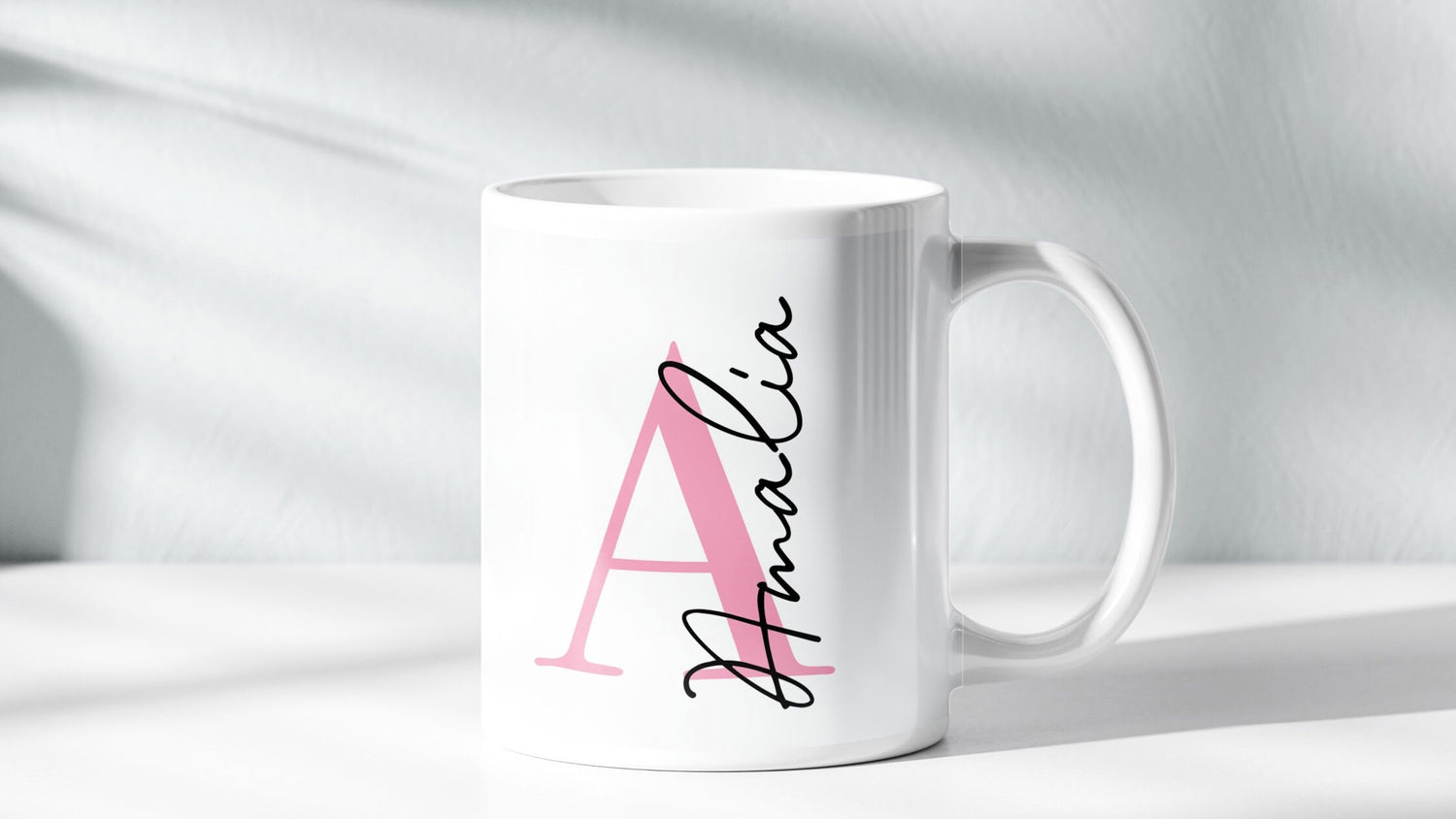 Taza blanca personalizada con un nombre y una inicial 