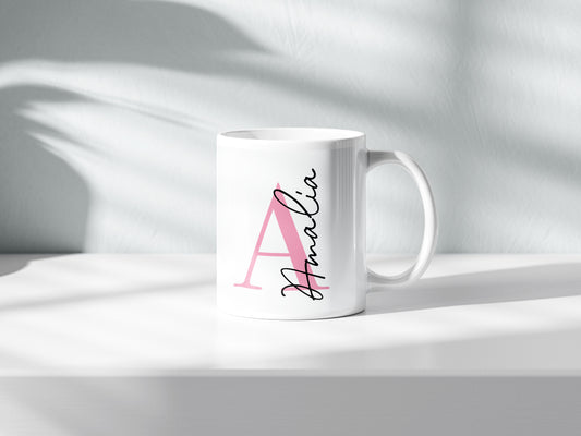 Taza personalizada con inicial y nombre. Taza blanca con inicial en rosa