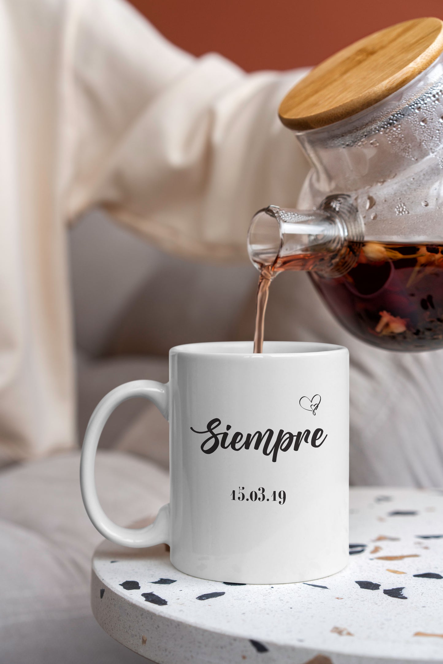 Taza con la palabra 'Siempre' y fecha